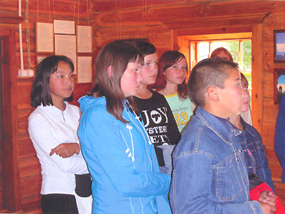 Алтайские дети слушают экскурсию