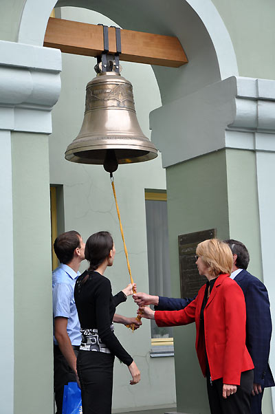 Памятник колокол мира Санкт Петербург