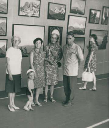 Н.Д.Спирина (в центре), П.Ф.Беликов на выставке картин Н.К.Рериха. 1975