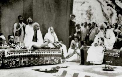 Мохандас Ганди и Рабиндранат Тагор в Шантиникетоне. 1940